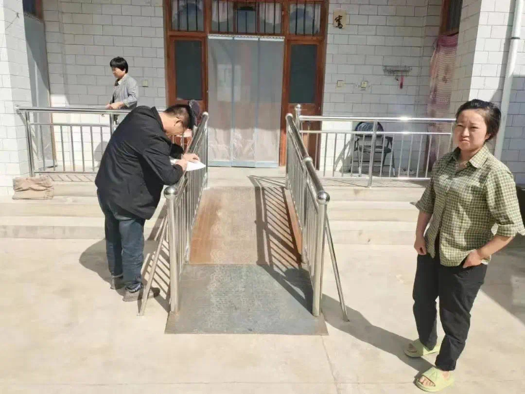 图为困难重度残疾人家庭无障碍改造帮助残疾人居家生活无障碍